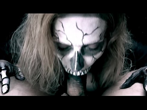 ❤️ Demon jente suger kuk med sin svarte munn og svelger cum. ❤❌ Jævla video  hos oss