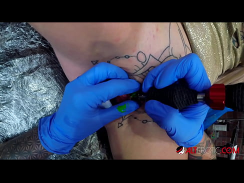 ❤️ Ekstremt tatovert hottie Sully Savage tok en tatovering på klitoris ❤❌ Jævla video hos oss